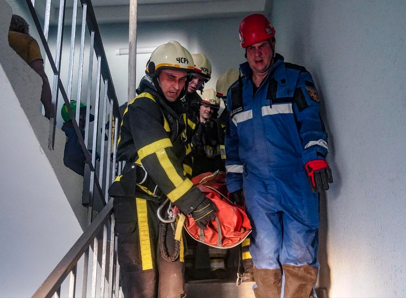 Последствия попадания обломков ракет в Соломенском районе