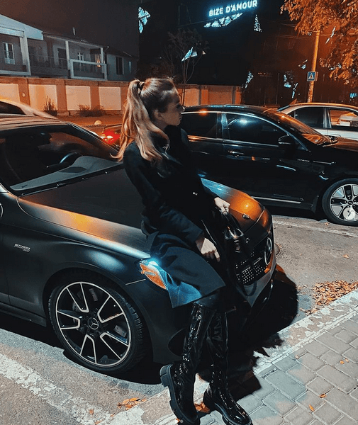 Виктория Данченко возле Mercedes