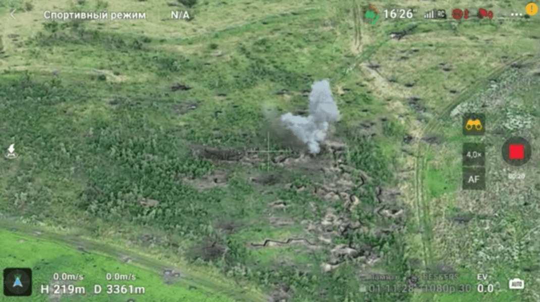 Український танк веде вогонь по окупантах під Бахмутом