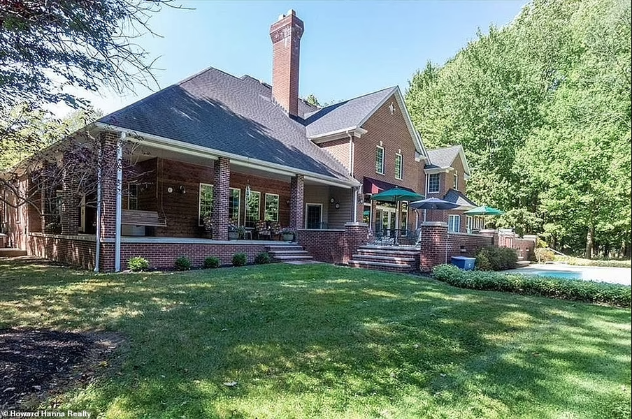 Заднє подвір'я будинку.