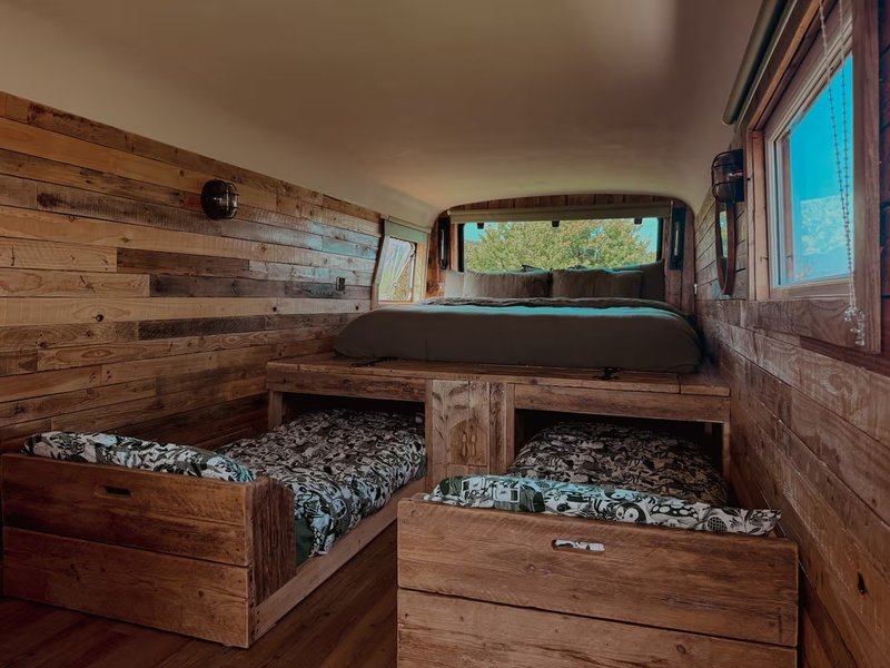 На другому поверсі обладнали спальню