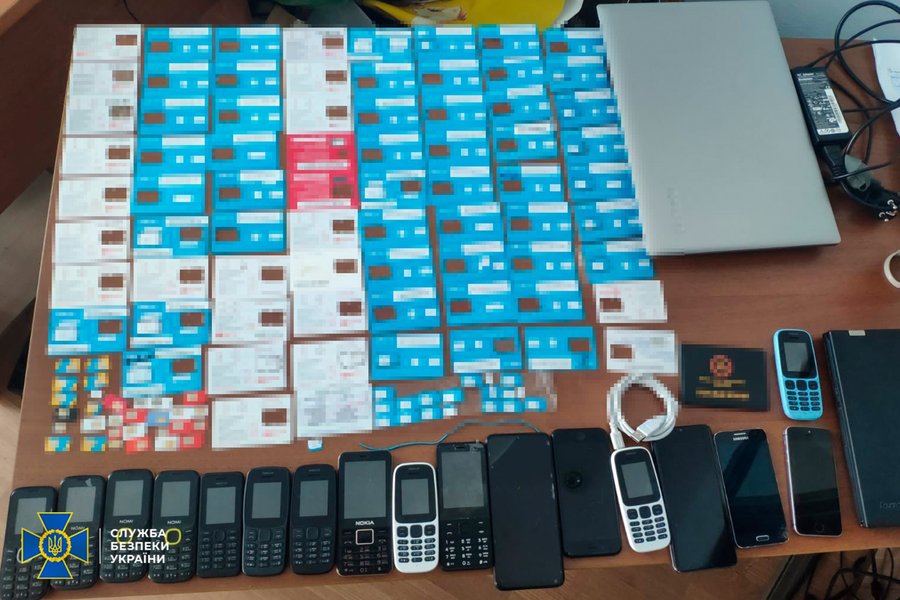 Устаткування, знайдене в офісі криптообмінника