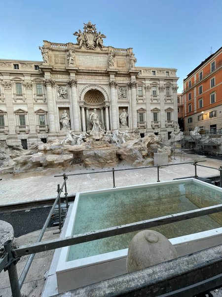 Бассейн возле фонтана Треви
