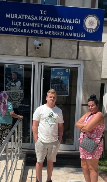 Джорджия Харрисон и Аррон Тиге в Турции