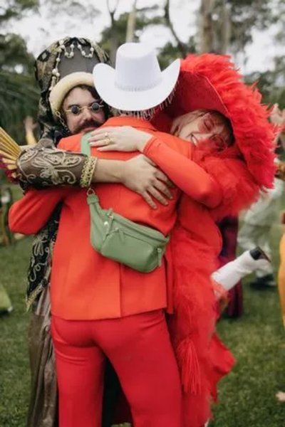 Женщина вышла замуж за 60 человек, 60 женихов, девушка вышла замуж за друзей, бывшие партнеры, брачная церемония, гуляли три дня