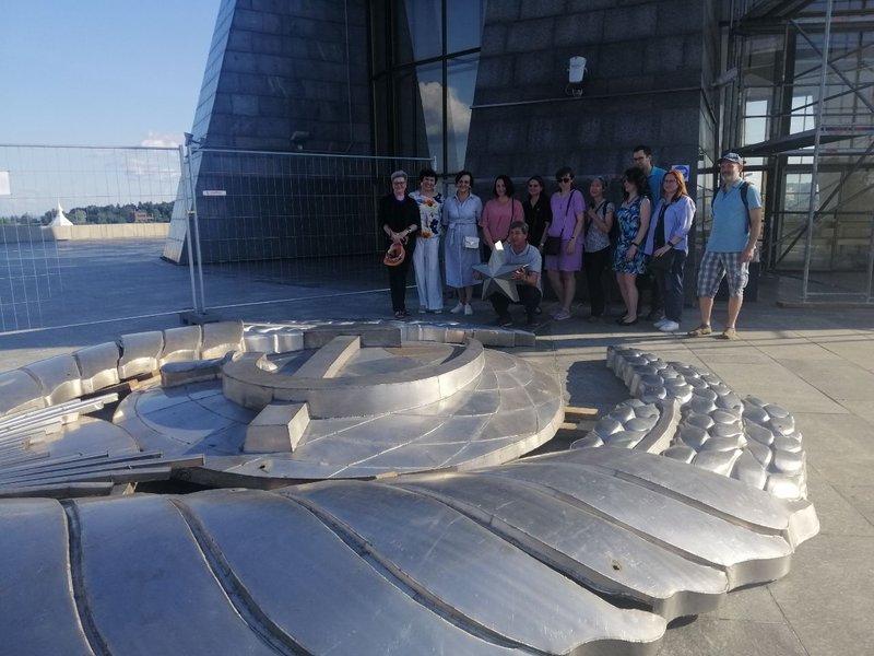 Демонтаж герба СРСР на щиті Батьківщини-матері в Києві