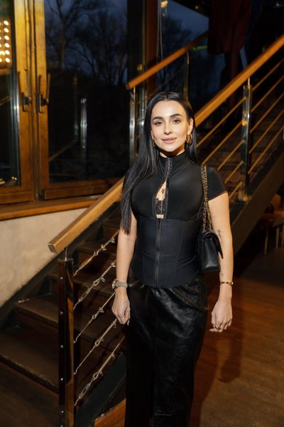 Чтение стихов на берегу Днепра — светская жизнь