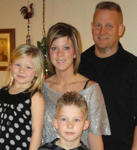 Женщину уволили с работы из-за внешности, привлекательная внешность, увольнение с работы, Мелисса Нельсон, потеряла работу, ассистент доктора