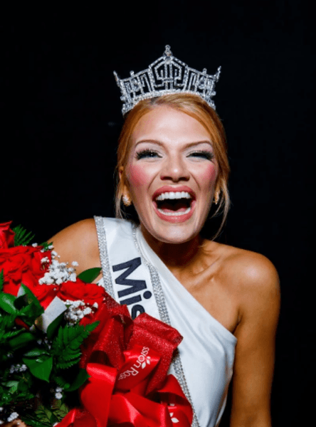 Кессі Донеган з короною