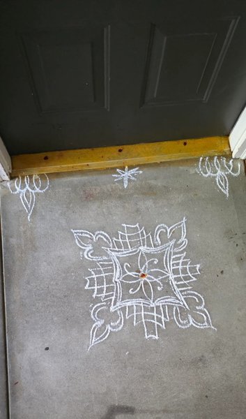 Чоловік помітив таємничі квіткові візерунки біля дверей сусідки, які виявилися стародавнім візерунком