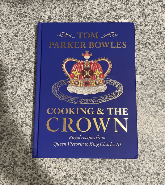 Книжка "Кулінарія і корона" Тома Паркера Боулза, в якій він зібрав близько 100 рецептів