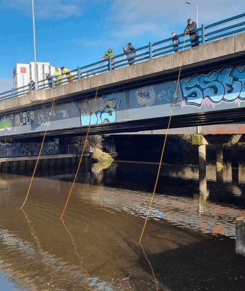 Отец с сыном нашли арсенал оружия в реке, магнитная рыбалка, холодное оружие, тесаки, топоры, самурайский меч, отец и сын