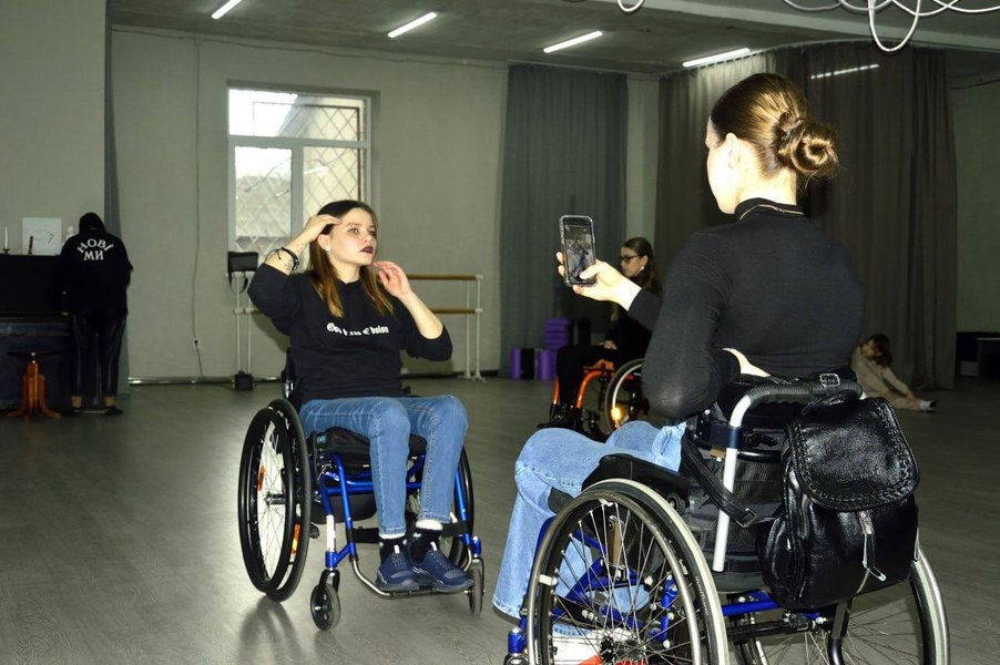 Інклюзивна модельна школа "НовіМИ", інклюзивний моделінг, модель у візку, інклюзивна модель, інклюзивна мода, інклюзія, інклюзія на подіумі, інклюзивна школа, модель з інвалідністю, реабілітація інвалідів