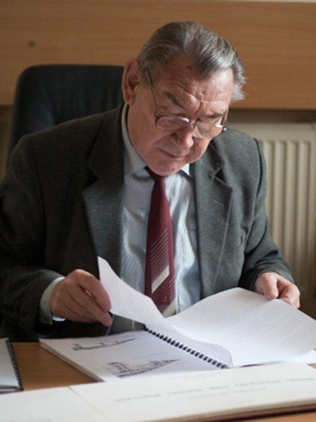 

Георгий Росновский: "Страны Черноморского бассейна договорились строить дорогу вокруг моря. Каждая страна сама должна построить свой участок черноморской кольцевой автомагистрали. Дорога должна была пройти через Керчь, потому что объезд Азовского моря удлинял маршрут на 500 километров"
