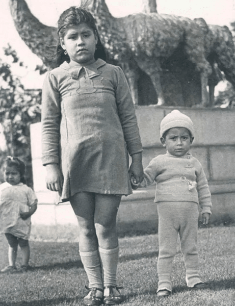 Історичний знімок дівчинки, яка тримає за руку маленького сина Дівчинка, яка народила в 5 років, тримає за руку маленького сина