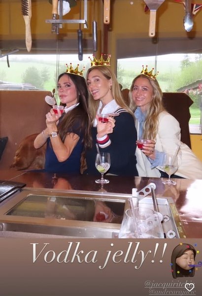 Виктория Бекхэм, Джеки Эйнсли и Андреа Раячич