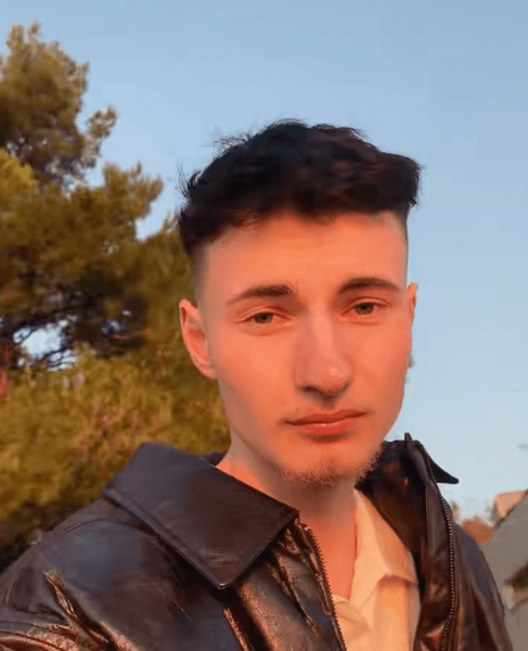 Молодой украинец на улице в Черногории после переезда