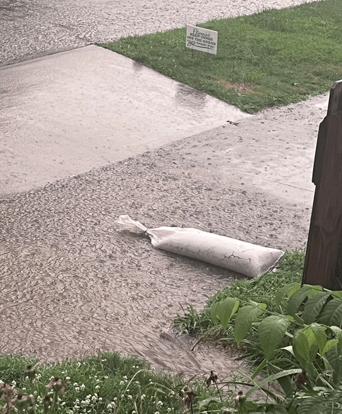 Сосед регулярно портит чужой дом во время дождя, выкладывая мешки с песком