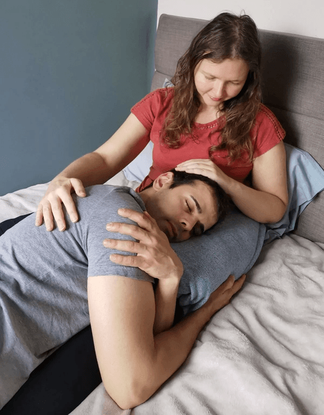 Женщина обнимает людей за деньги, работа, деньги, объятия, помогает справиться со стрессом, дипломированный специалист