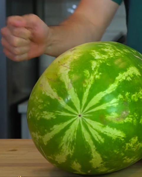 Как выбрать спелый арбуз, признаки вкусного, сладкого арбуза, лайфхаки, советы