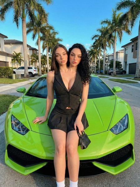 сіамські близнючки, згенеровані ШІ