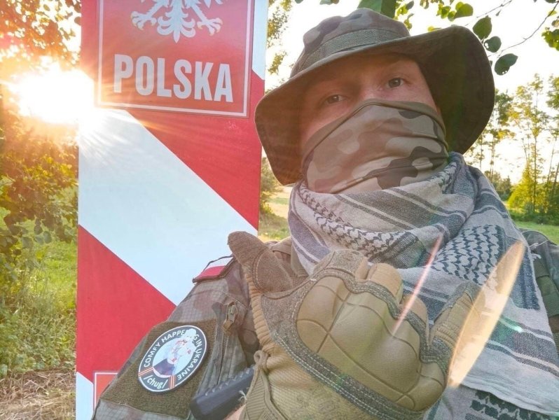 Нібито оригінал фото з військовим на кордоні Польщі ПВК Вагнер, військовий, кордон із Польщею, Білорусь, війна РФ проти України, російські пропагандисти