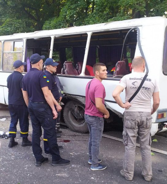 Удар был настолько сильным, что в автобусе выбило стекла