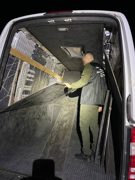 контрабанда цигарки ухилянти закарпаття Мікроавтобус чоловік обладнав численними схованками