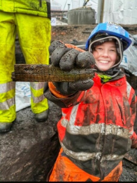 археолог, женщина, руны, палка, изображение