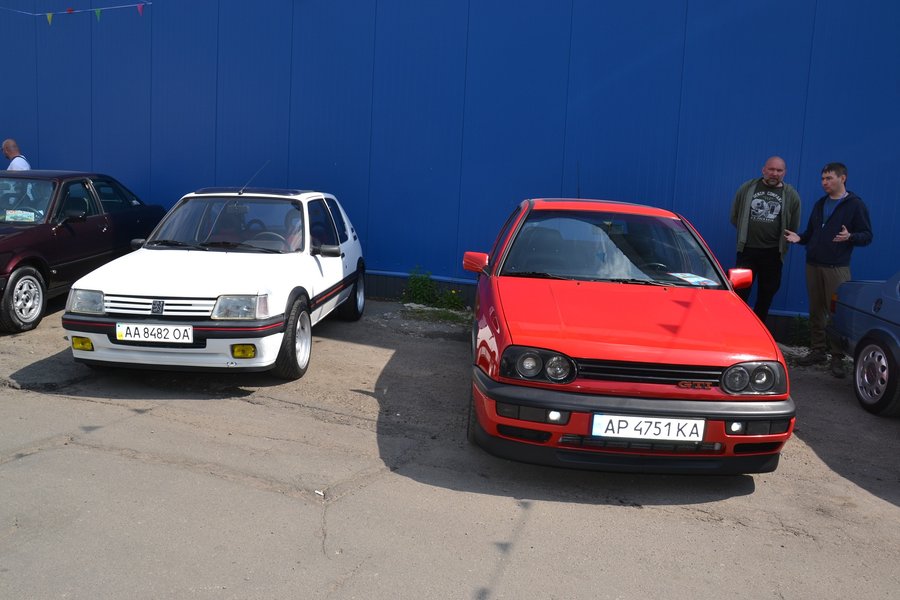 Peugeot 205 GTi, VW Golf GTI