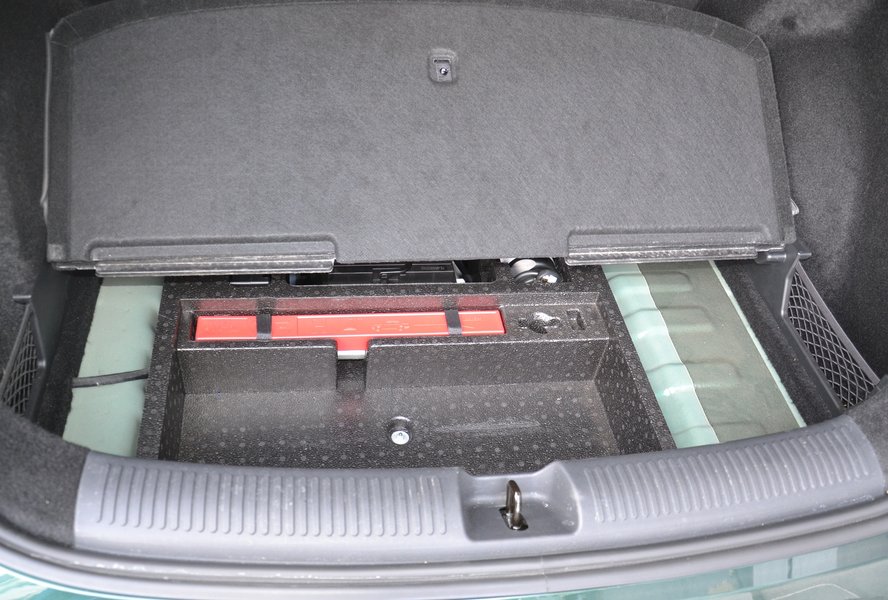 Під підлогою є органайзер, але запаски немає