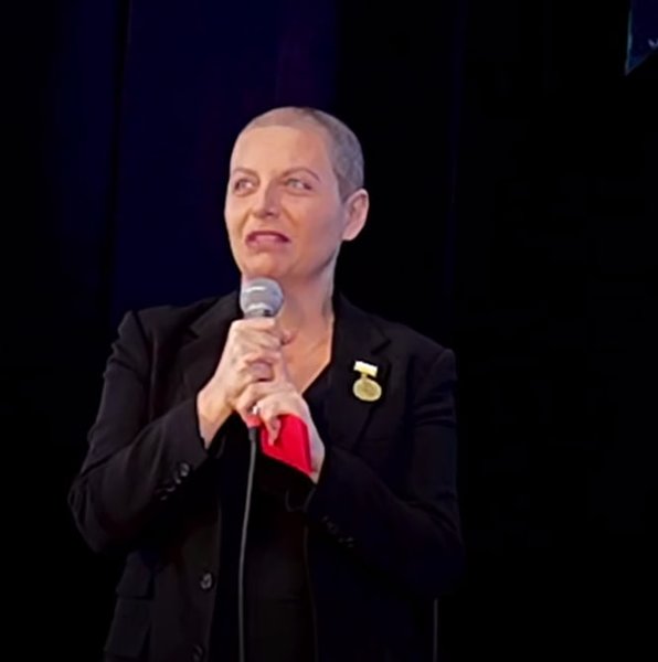 Симоньян без перуки