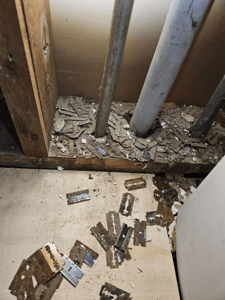 Старый дом, жуткая находка, коттедж, дом в лесу, мужчина нашел тайник в стенах дома, в стенах дома, дом 20 века, бритва, лезвие, острый предмет,