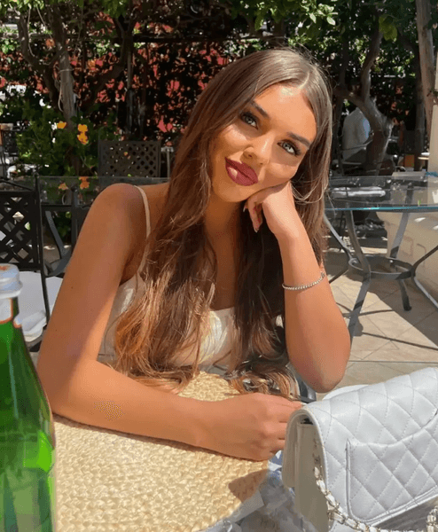 Женщина сделала шокирующее открытие, необычная находка, спрятанные документы, переезд, девушку удочерили, девушка нашла родственников