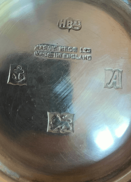 Знаки качества на дне кувшина из стерлингового серебра 925 пробы,