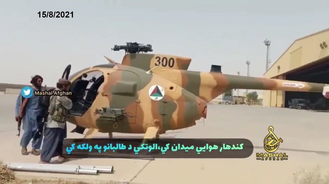 талибы у вертолета MD 530F