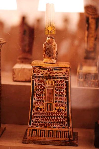 археология Египта, некрополь Саккара, сезон раскопок, гробницы, иероглифы, мумификация животных, древнеегипетские артефакты, пирамиды Саккара, Ступенчатая пирамида, период Птолемеев, бальзамирование, древнеегипетские жрецы