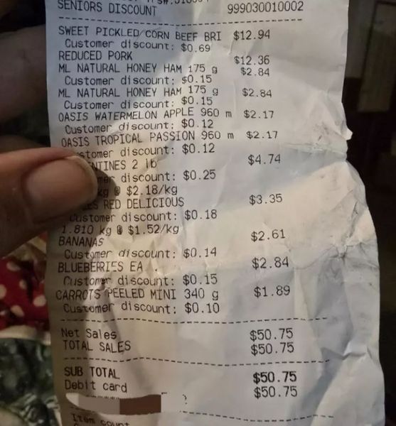 Мужчина прочитал свой чек после похода в продуктовый магазин и не мог поверить собственным глазам