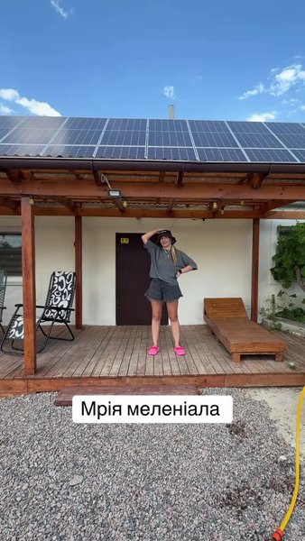 хата в селі з панелями