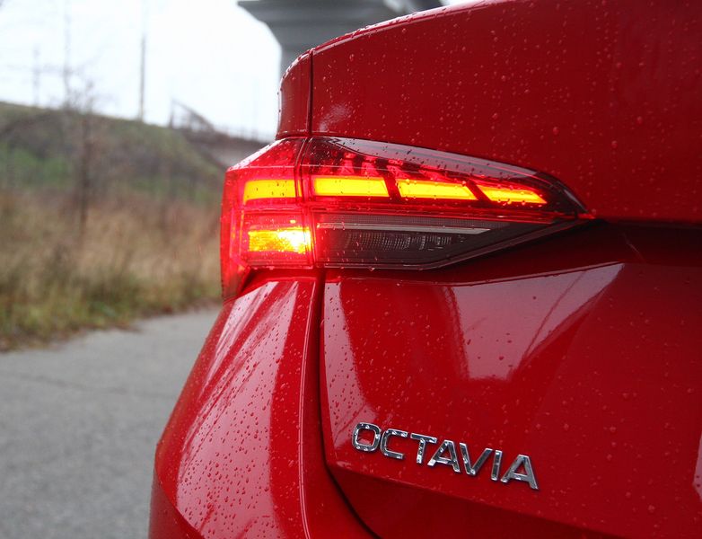 Сзади обновили фонари