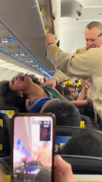 Пътник на самолет изръмжа на хората, жена беше извадена от полета, извадена от самолета, любопитство, пътникът беше арестуван, тя крещеше на хората