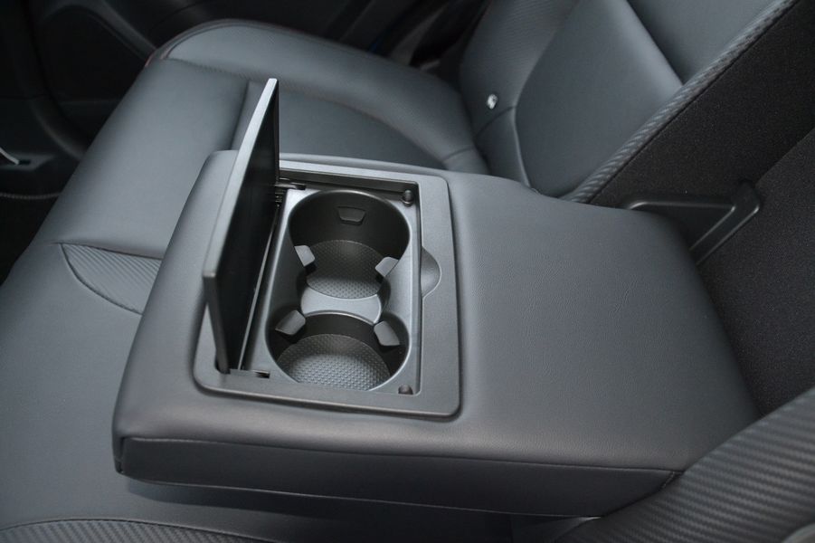 Підлокітник заднього ряду ховає підстаканники