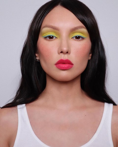неоновый макияж, яркий макияж, модный макияж, тренды макияжа, тренды декабря 2021