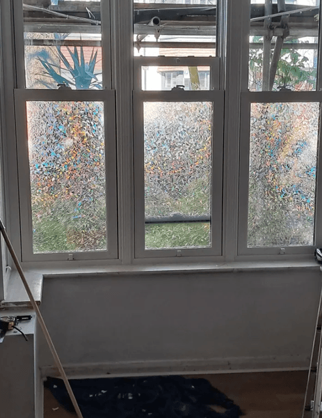 Щоб сусіди не заглядали у вікно, чоловік з Великої Британії наклеїв плівку на шибки, креативне рішення, лайфхаки