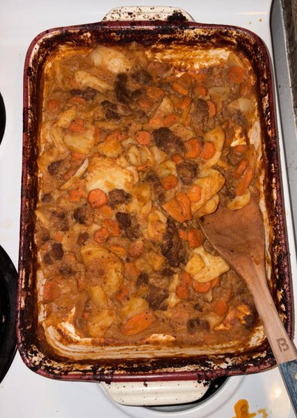 Форма із запіканкою з м'яса та овочів, залишеною на плиті, що стала причиною суперечки про безпеку їжі