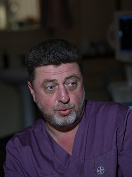 

Владислав Горбовец: "Уровень медицинской помощи, поверьте мне, был не ниже, чем в американских медицинских сериалах. Те же люди, что на гражданке, но при этом все есть. Руку протяни — и в нее сразу нужный инструмент кладут"
