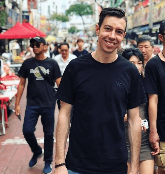 Чоловіка з Канади, який видавав себе за пілота, заарештували