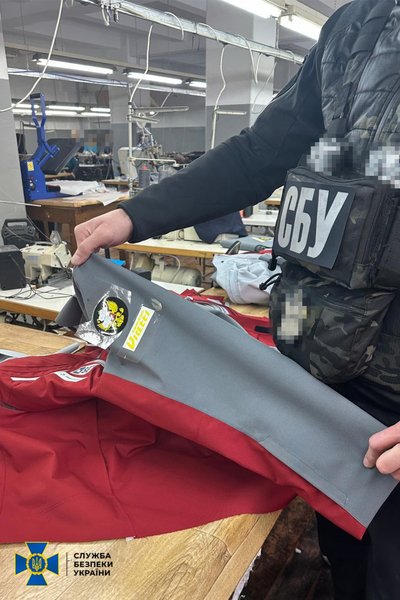 На закарпатской фабрике шили одежду для сборной РФ