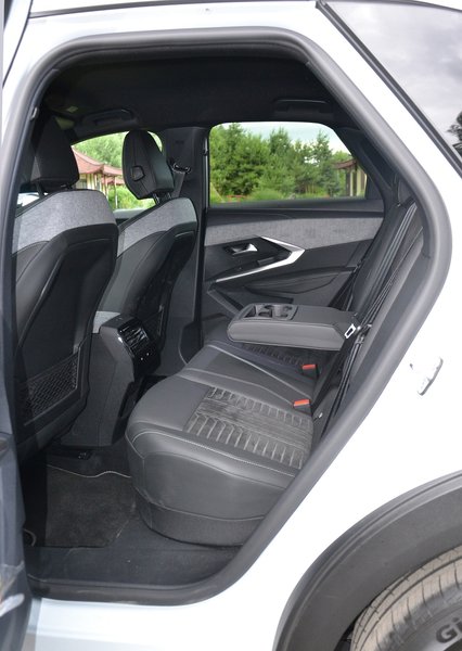 Задний ряд Peugeot 3008 сзади