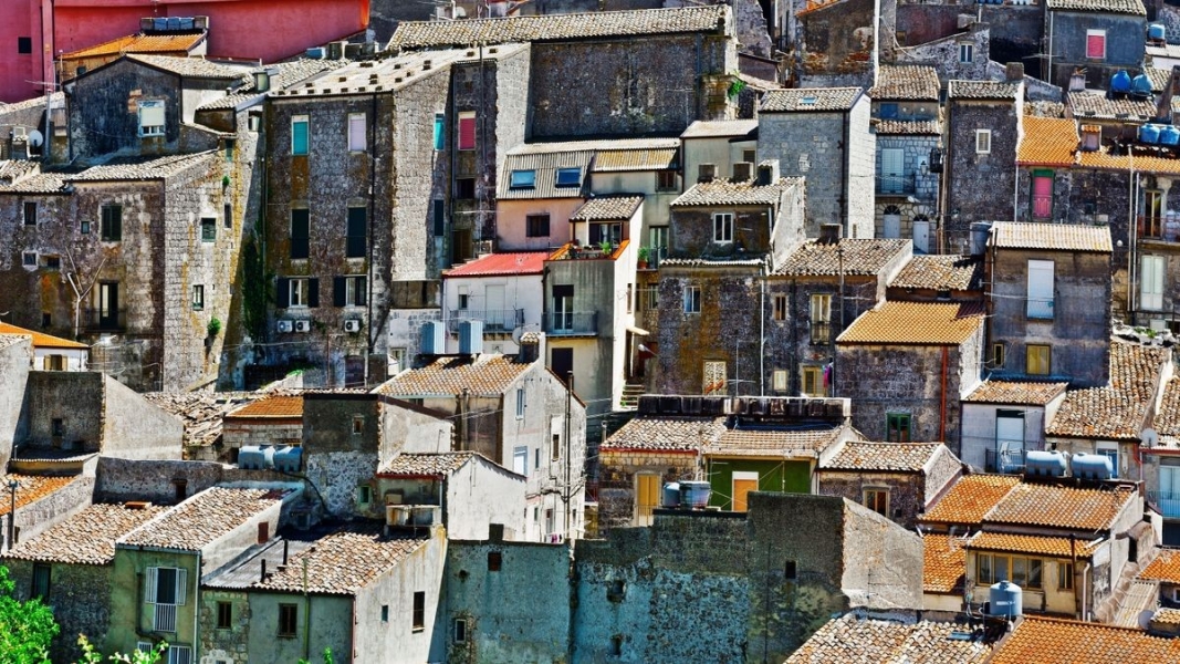  Евтини жилища в Италия, унищожен град, нереален град, начинания, възобновление, недвижими парцели, фотография 